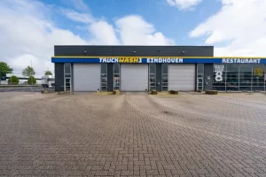 truckparking bij truckwash in eindhoven met grote parkeerplaats voor vrachtwagens